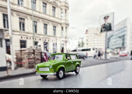 Petit jouet voiture Trabant en face de Checkpoint Charlie, Berlin Friedrichstrasse Banque D'Images