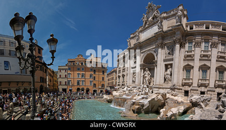 Vue panoramique sur la Fontaine de Trevi dans le quartier de Trevi à Rome, Italie. Banque D'Images