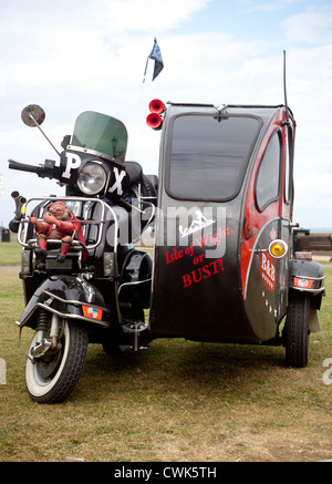 Scooter Vespa PX avec side-car Banque D'Images