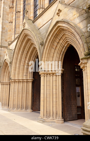 L'entrée de la cathédrale de Ripon North Yorkshire Angleterre Banque D'Images