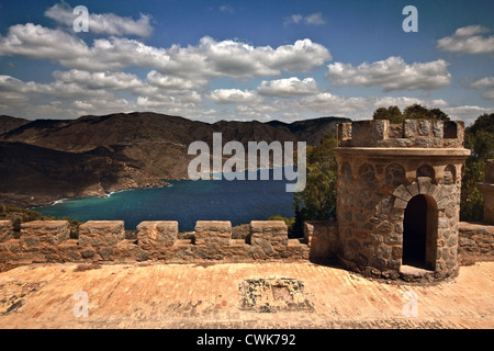 Vue panoramique sur la montagne vue mer à partir de la Cabo Tinoso canons près de Carthagène Mazarron Murcia Espagne. Mer ci-dessous et château comme des ruines. Banque D'Images