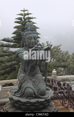 L'Asie, Chine, Hong Kong. Tian Tan Statues, bord du Grand Bouddha, monastère Po Lin, l'île de Lantau. Banque D'Images