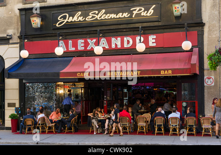 Pub bondé sur la rue Peel au centre-ville, Montréal, Québec, Canada Banque D'Images