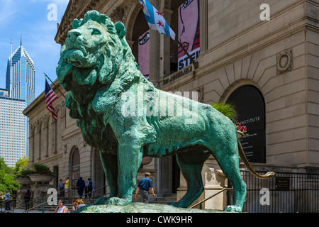 Statue de lion en dehors de l'Art Institute de Chicago sur Michigan Avenue, Chicago, Illinois, États-Unis Banque D'Images