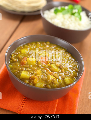 Bol de dal indien épicé (curry de lentilles) préparé à la carotte et pomme de terre, riz et pain chapati à l'arrière Banque D'Images