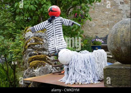 Festival de l'épouvantail à kettlewell représentant un homme avec son chien sur le dessus de la porte poster Banque D'Images