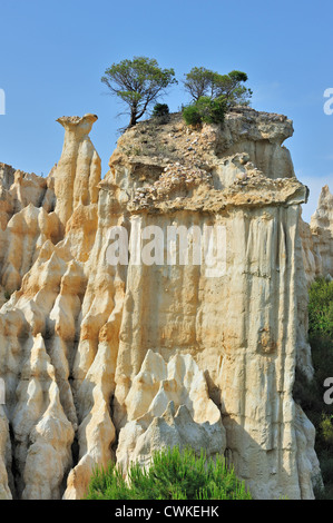 D'étranges formations rocheuses créées par l'érosion hydrique à l'Orgues d'Ille-sur-Têt dans les Pyrénées-Orientales, Pyrénées, France Banque D'Images