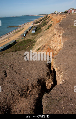 L'érosion de la mer sur la côte près de Barton, Hampshire Banque D'Images