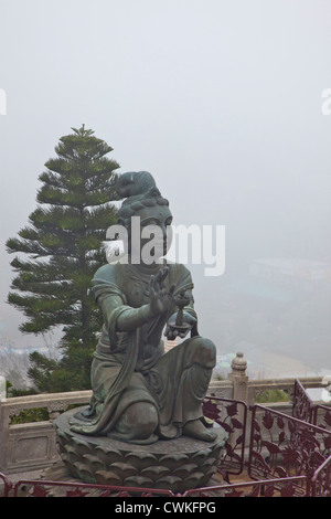 L'Asie, Chine, Hong Kong. Tian Tan Statues, bord du Grand Bouddha, monastère Po Lin, l'île de Lantau. Banque D'Images