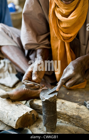 Orfèvre Touareg ('forgeron') à Tombouctou, Mali, Afrique de l'Ouest Banque D'Images