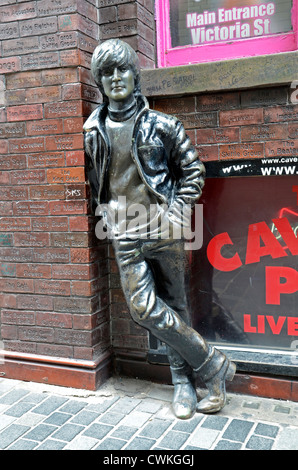 Une statue de John Lennon près du cavern club dans Mathew Street, Liverpool, England, UK Banque D'Images