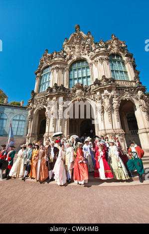 Acteurs de la robe à l'époque le palais Zwinger de Dresde, Allemagne. Banque D'Images