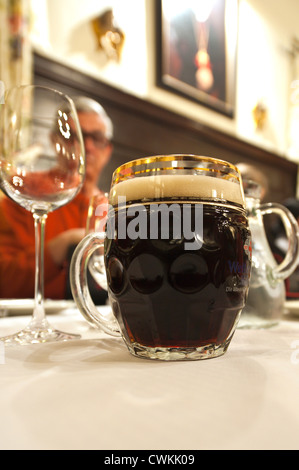 Bière fumé à l'hôtel Hotel restaurant Bischofshof à Regensburg, Allemagne. Banque D'Images