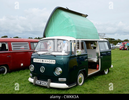 Un camping-car VW Volkswagen à un rassemblement à Cornwall, UK Banque D'Images