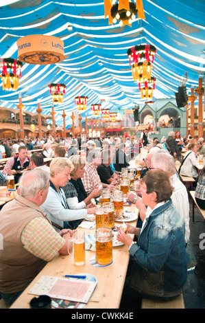 Hall de bière à la fête de la bière de Stuttgart, Cannstatter Wasen, Stuttgart, Allemagne. Banque D'Images