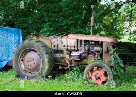 Vieux tracteur rouillé abandonné dans le champ des agriculteurs Banque D'Images