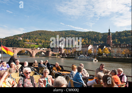 Bateau de croisière et de l'Alte Brucke ou Vieux Pont et du Neckar, dans la vieille ville, Heidelberg, Allemagne. Banque D'Images
