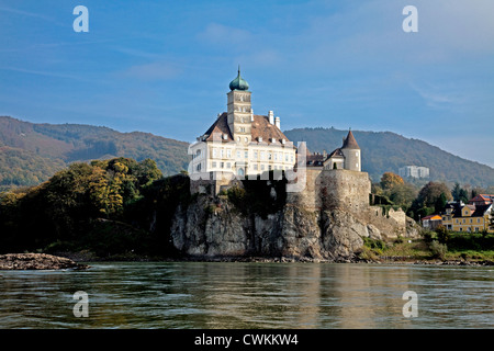 Schloss Schoenbuehel a été un jalon sur le Danube entre Melk et Durnstein depuis le début du xiie siècle. Banque D'Images