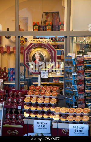 Sur le thème de Mozart les bonbons et souvenirs affiché dans un magasin de souvenirs de Salzbourg. Usage éditorial uniquement. Banque D'Images