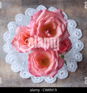 Roses sur une table avec décoration, shabby chic Banque D'Images