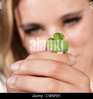 Femme avec quatre feuilles clover Banque D'Images