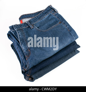 Pile de différentes teintes de bleu jeans plié sur un fond blanc Banque D'Images
