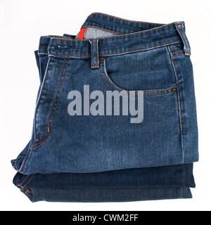 Pile de différentes teintes de bleu jeans plié sur un fond blanc Banque D'Images