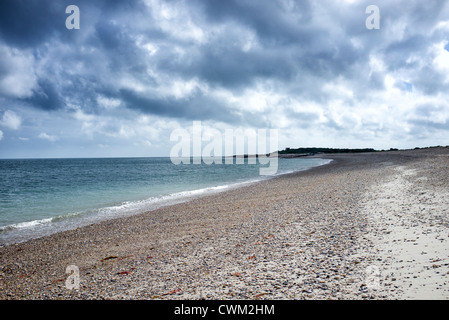 La côte entre Pagham Harbour et de Selsey Bill West Sussex avec les nuages de tempête Banque D'Images