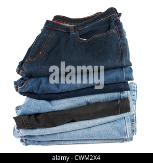 Pile de différentes teintes de bleu jeans plié sur un fond blanc Banque D'Images