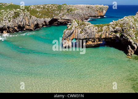 L'Espagne, Asturies : Vue de la plage Cuevas del Mar dans les Asturies Banque D'Images