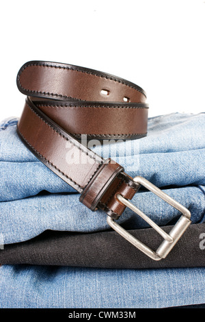 Diverses nuances de bleu jeans avec ceinture marron sur fond blanc Banque D'Images