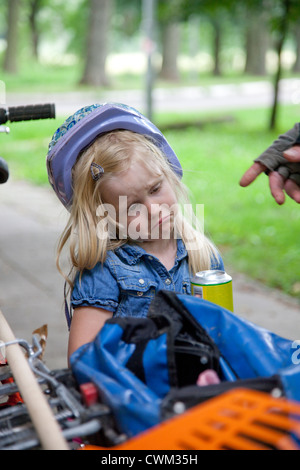 Age 4 Polonais mécontents de soude avec le port de casque de vélo après balade à vélo. Parc Paderewski Rzeczyca Centre de la Pologne Banque D'Images