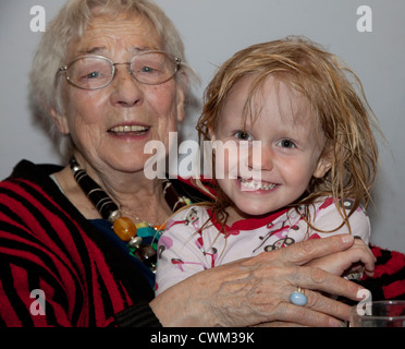 Happy young arrière petite-fille dans les bras de sa grand-mère polonaise l'âge de 4 et 86. Zawady Centre de la Pologne Banque D'Images