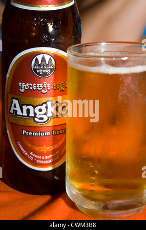 Close up vertical d'une bouteille froide d'Angkor une bière et un verre. Banque D'Images