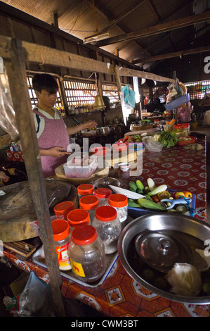 Close up vertical d'un male chef cooking dans une cuisine avec des ingrédients de base à proximité du Cambodge. Banque D'Images