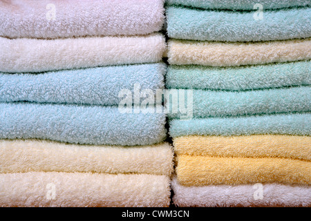 Serviettes de ratine pliée multicolores Banque D'Images