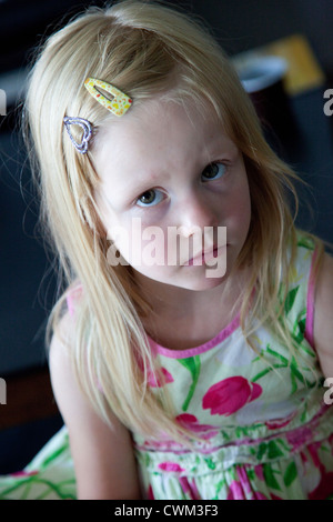 Malheureux jeune fille polonaise l'âge de 4 ans à la triste. Zawady Centre de la Pologne Banque D'Images