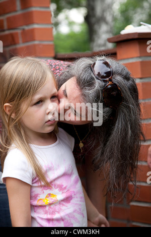 Maman française essaie d'encourager sa fille avec un baiser d'amour à l'âge de 8 et 35. Zawady Centre de la Pologne Banque D'Images