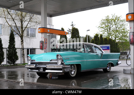 Vieille voiture américaine (à partir de 50 ans) à la station de gaz - Lincoln Premiere Banque D'Images