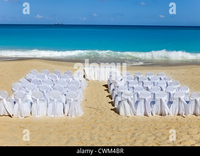 Chaises et tables en attendant le mariage de plage. Banque D'Images