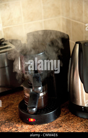 Cafetière Krups préparer une tasse chaude fraîche de délicieux café tasse par tasse. Zawady Centre de la Pologne Banque D'Images