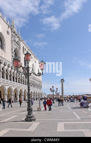 L'Italie. Venise. Lumières de célèbre verre de Murano rose sur le front de mer près du palais des Doges Banque D'Images