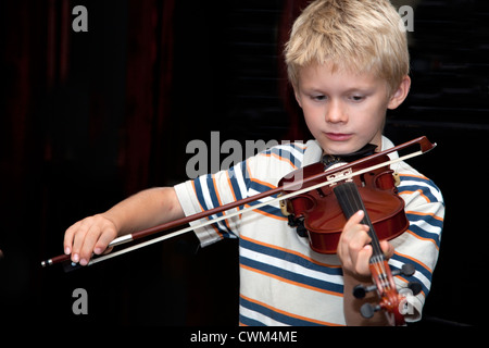 Garçon de 8 ans à jouer du violon à la maison. Zawady Centre de la Pologne Banque D'Images