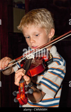 Garçon de 8 ans à jouer du violon à la maison. Zawady Centre de la Pologne Banque D'Images