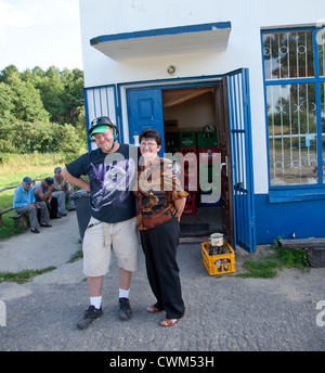Épicier de village bénéficiant d'un moment heureux avec location voyager visiteur age 37 et 50. Mala Wola Pologne centrale Banque D'Images
