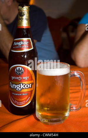 Close up vertical d'une bouteille froide d'Angkor une bière et un verre. Banque D'Images