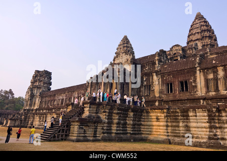 Vue horizontale de touristes à l'entrée est pour le temple principal d'Angkor Wat Banque D'Images