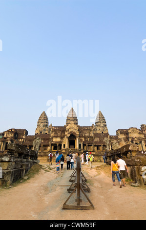 Vue verticale de l'entrée est de l'emblématique moins au temple principal d'Angkor Wat Banque D'Images