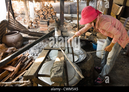 Close up portrait of horizontal d'une femme cambodgienne faire riz nouilles, kh'teaw, dans un environnement de base. Banque D'Images