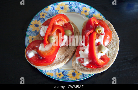 Petit-déjeuner polonais face ouverte composé de sandwichs pain fromage crème olives tomates et poivrons rouges. Zawady Centre de la Pologne Banque D'Images